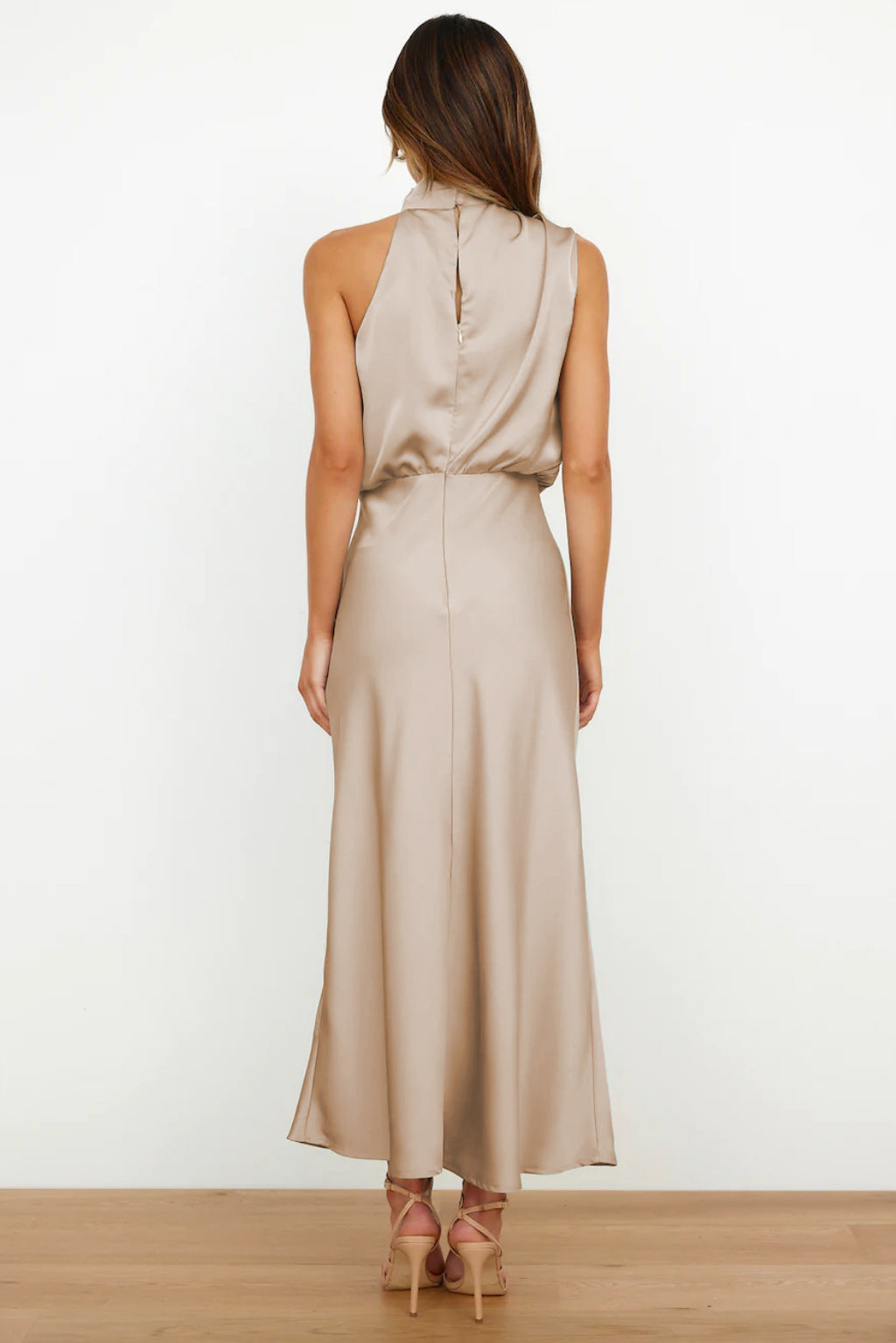 Isabella™ | Long satin dress with American neckline