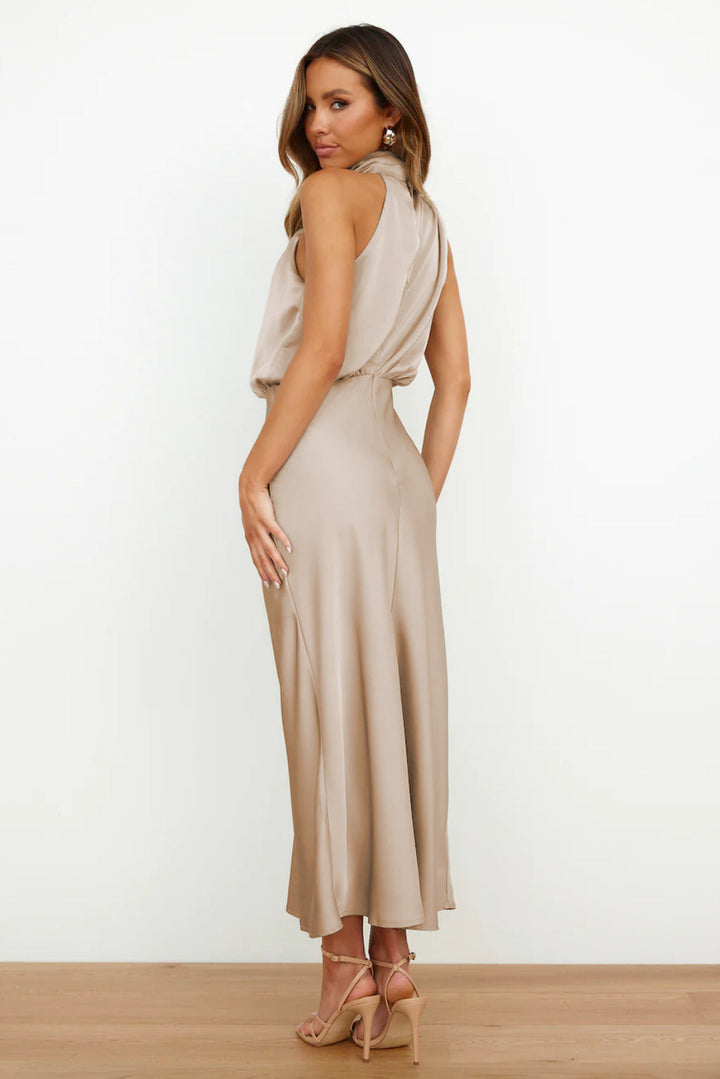 Isabella™ | Long satin dress with American neckline